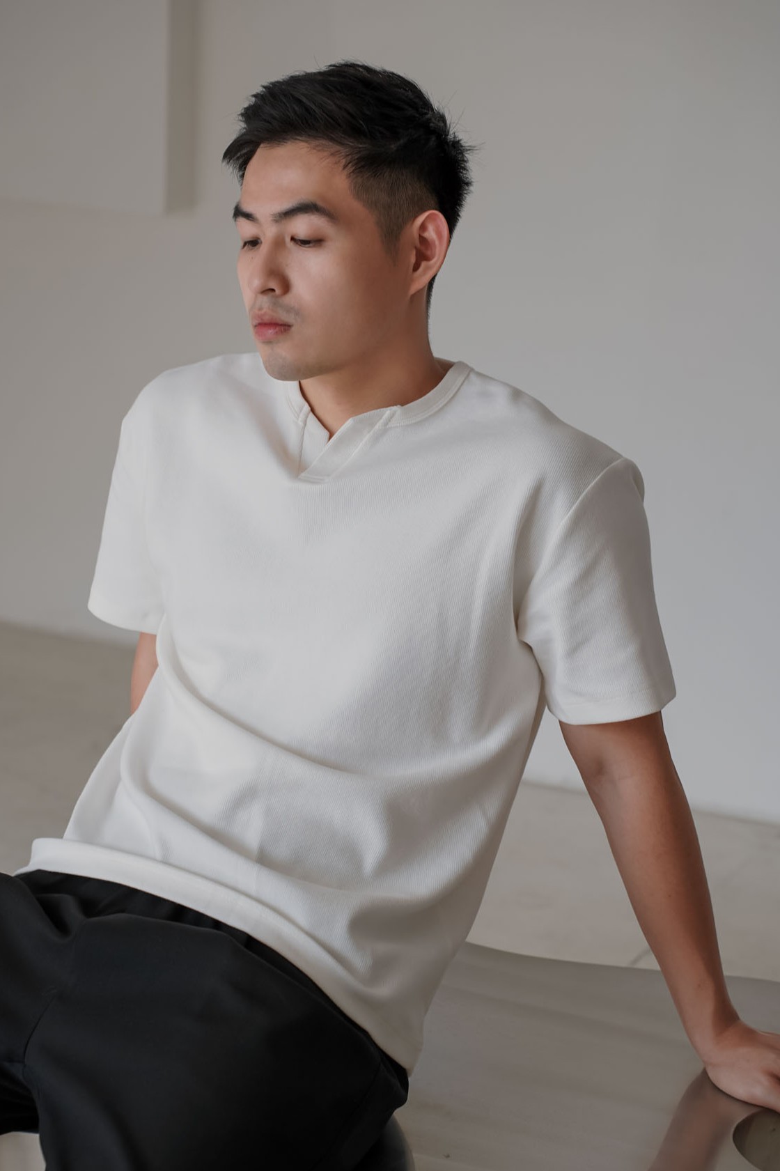 乾淨V領直紋短袖