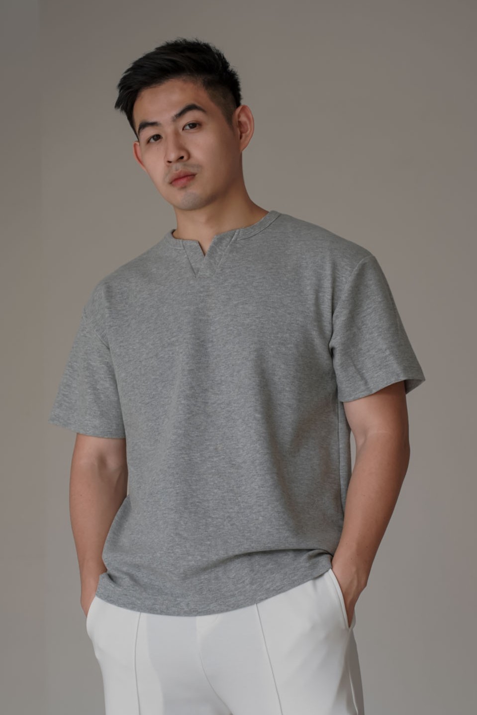 乾淨V領直紋短袖