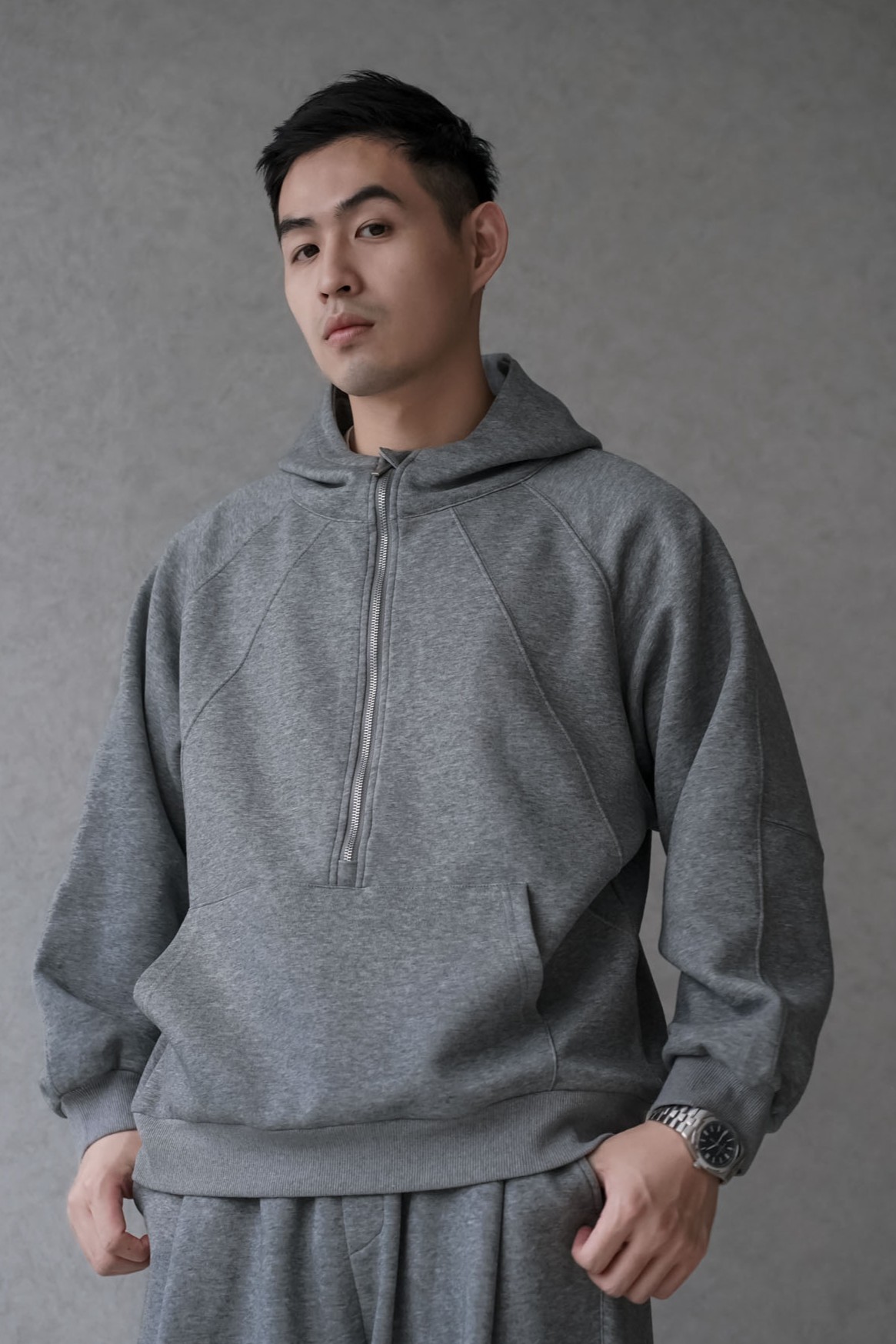 正韓半拉鏈剪裁帽T