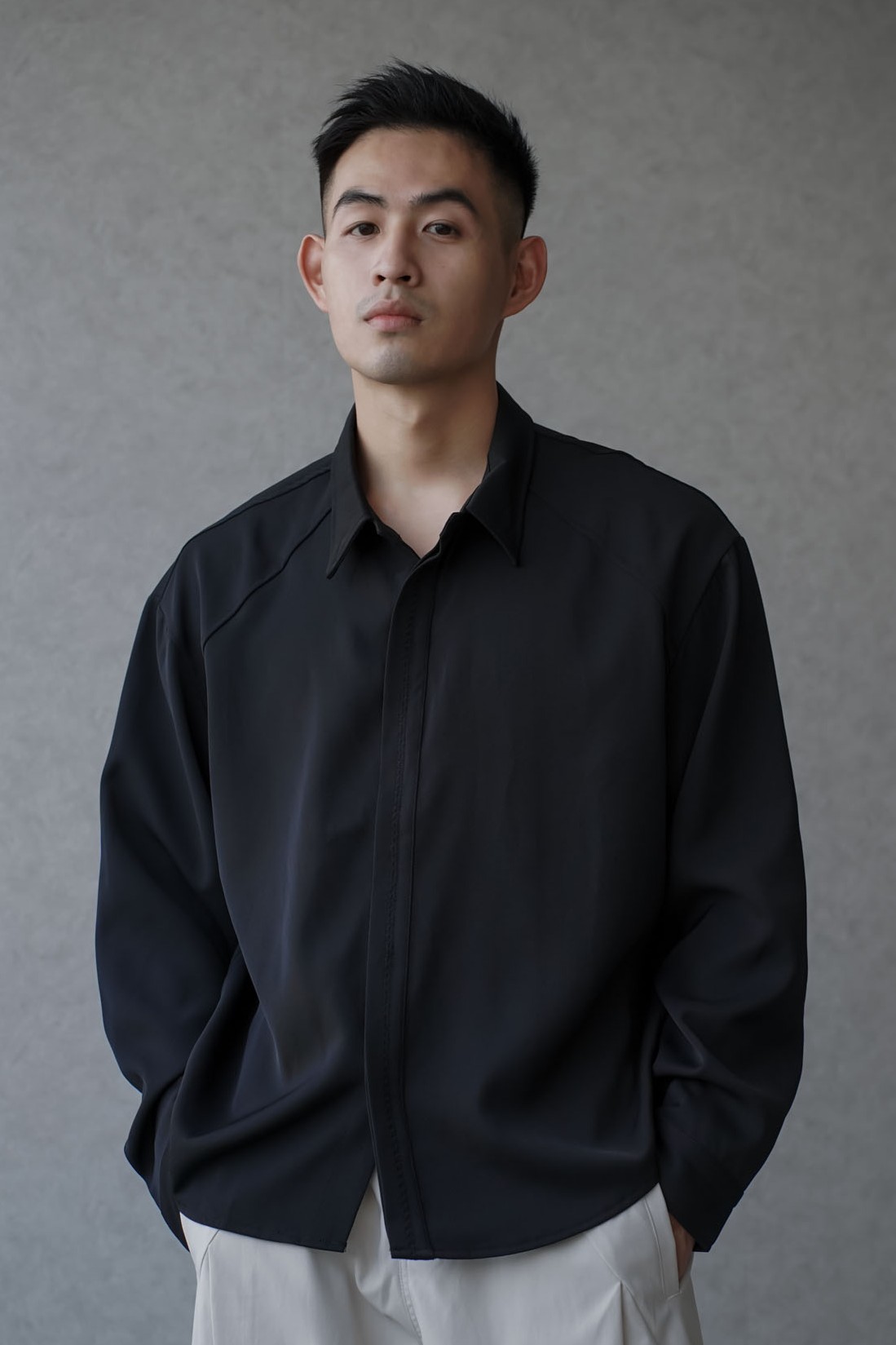 淨線滑順短版長袖襯衫