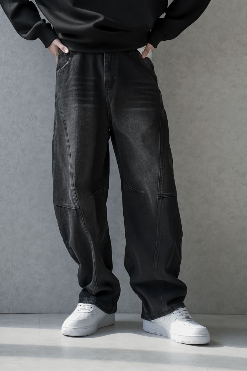 水洗丹寧彎刀寬鬆長褲